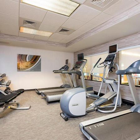 Courtyard By Marriott Травърс Сити Екстериор снимка