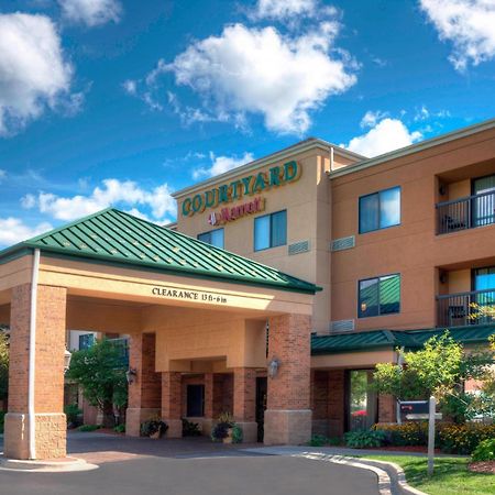 Courtyard By Marriott Травърс Сити Екстериор снимка