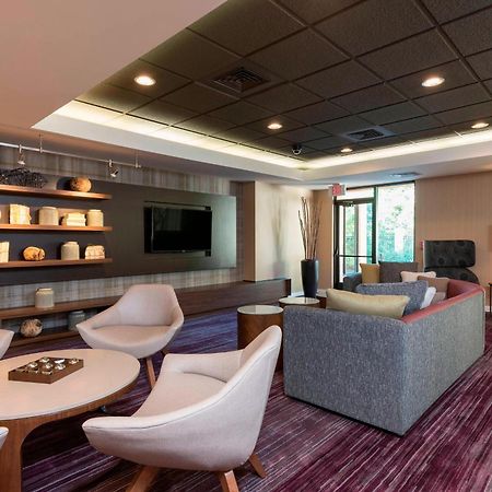 Courtyard By Marriott Травърс Сити Екстериор снимка