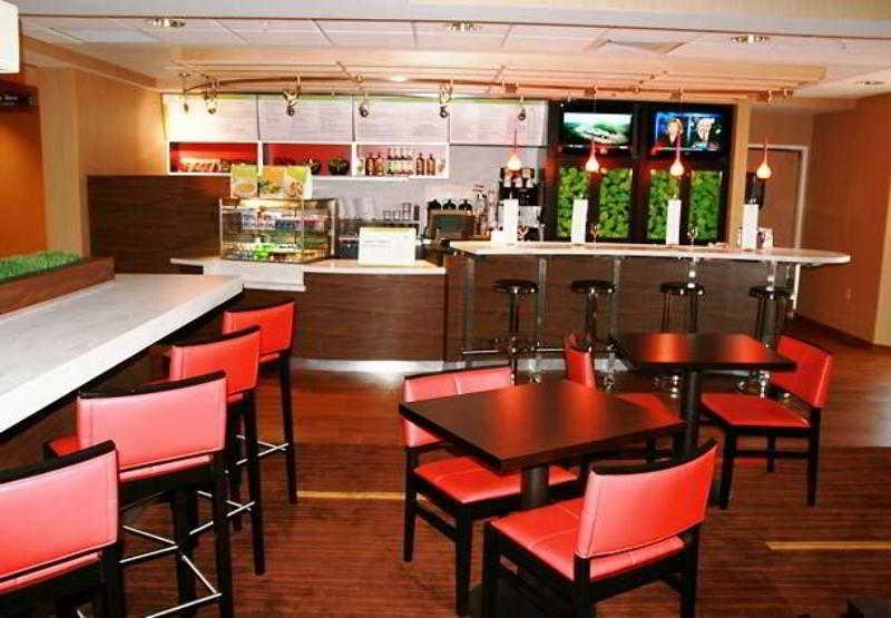 Courtyard By Marriott Травърс Сити Екстериор снимка