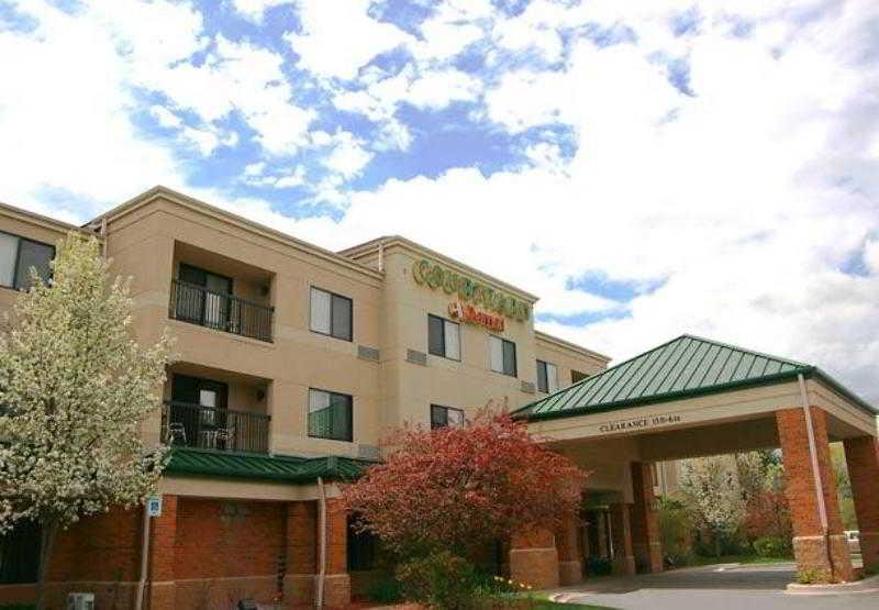 Courtyard By Marriott Травърс Сити Екстериор снимка