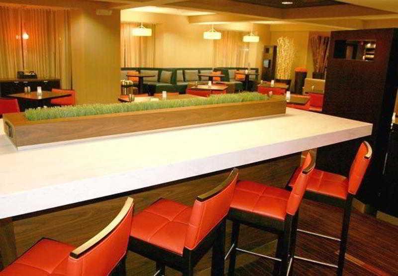 Courtyard By Marriott Травърс Сити Екстериор снимка