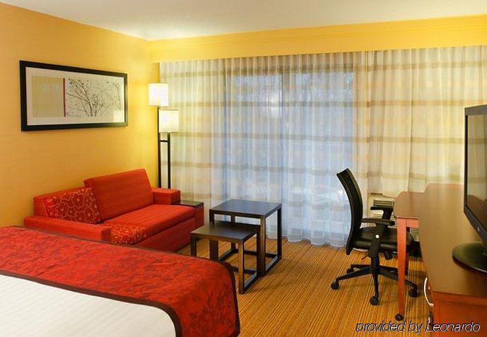 Courtyard By Marriott Травърс Сити Стая снимка