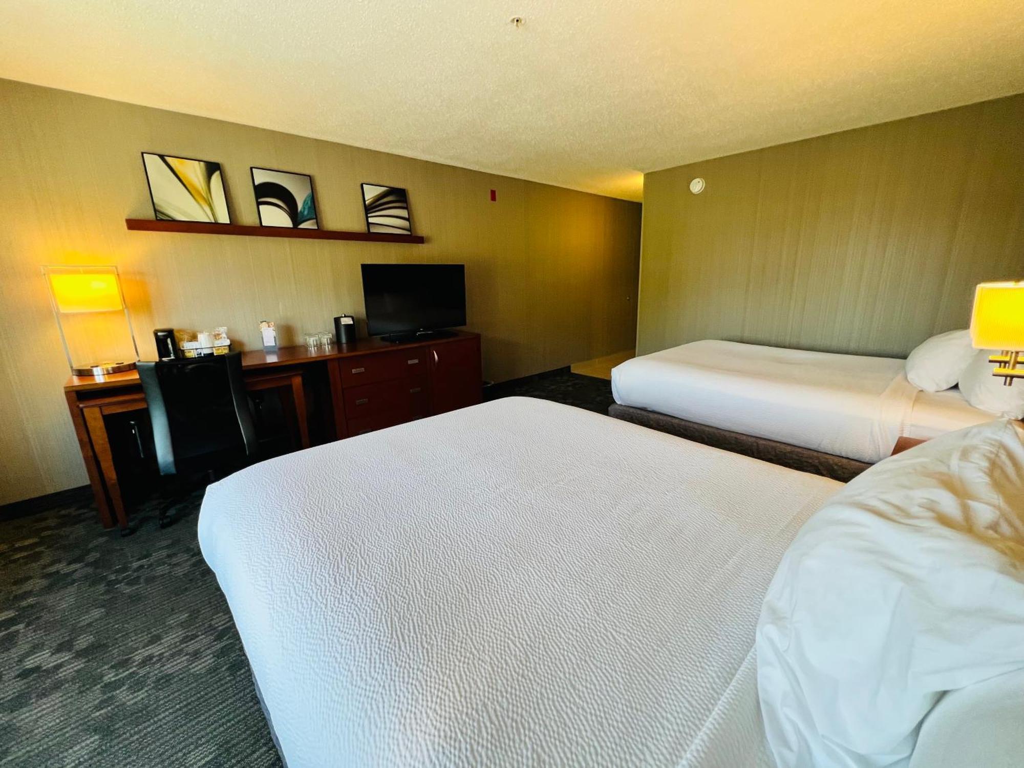 Courtyard By Marriott Травърс Сити Екстериор снимка
