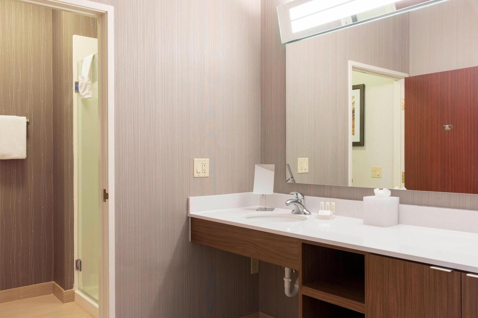 Courtyard By Marriott Травърс Сити Екстериор снимка
