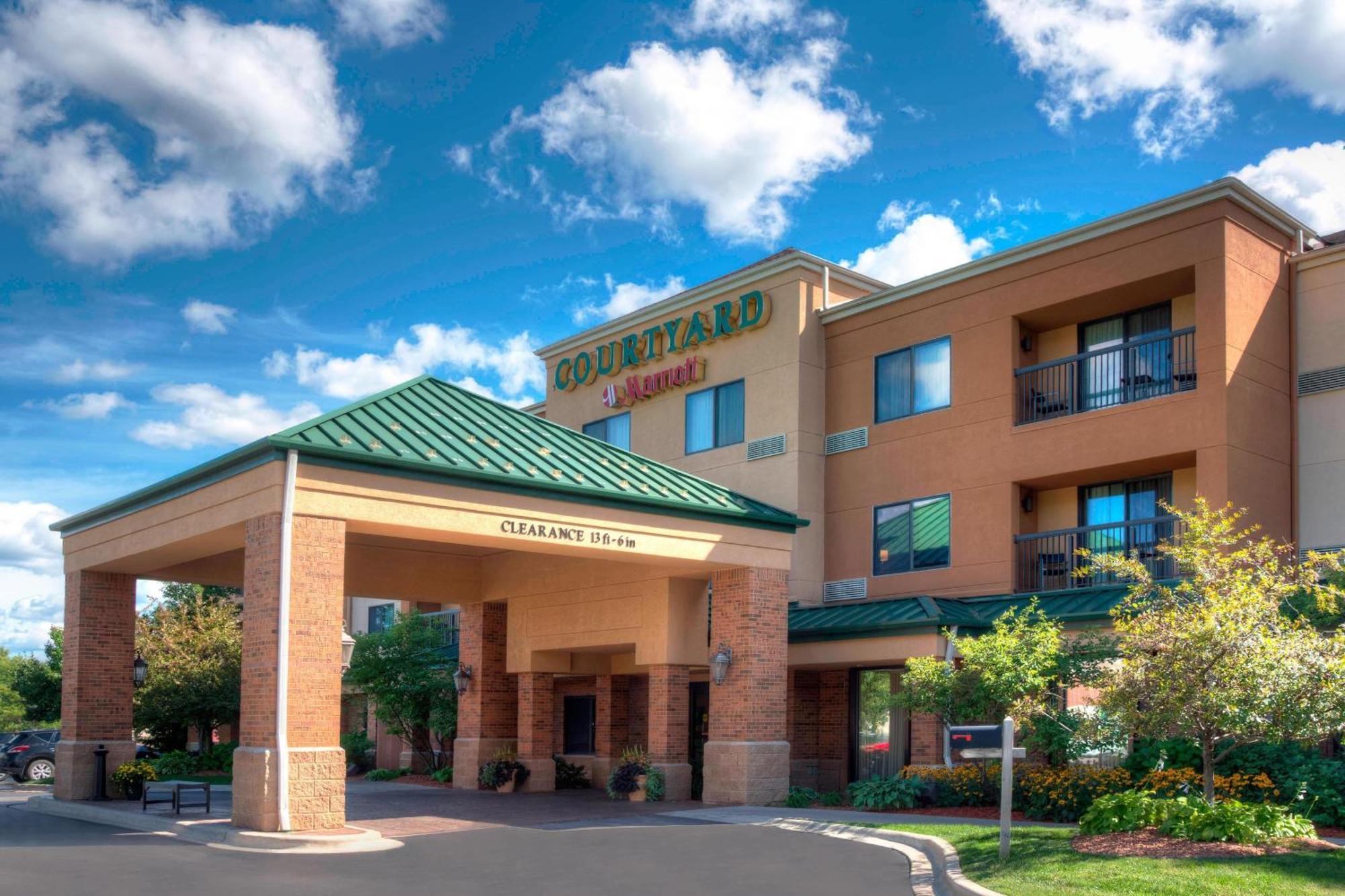 Courtyard By Marriott Травърс Сити Екстериор снимка