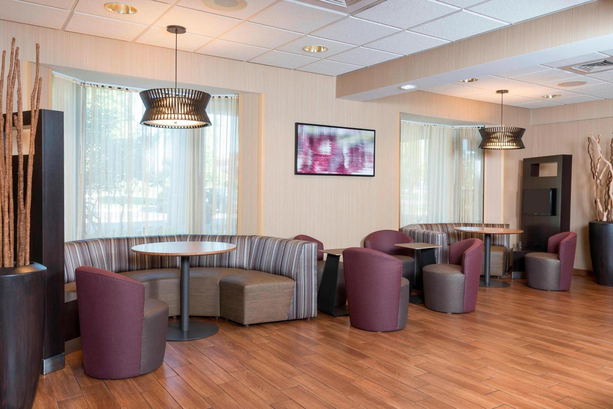 Courtyard By Marriott Травърс Сити Екстериор снимка