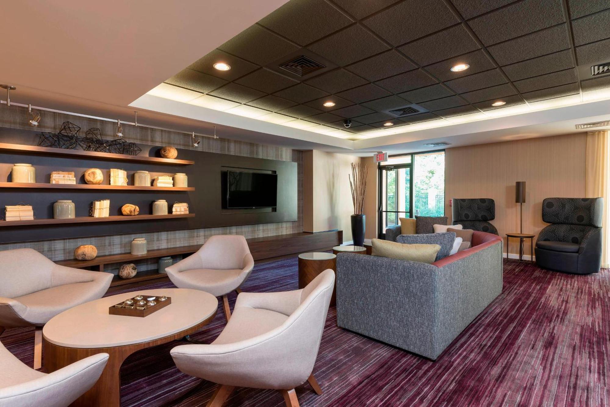 Courtyard By Marriott Травърс Сити Екстериор снимка