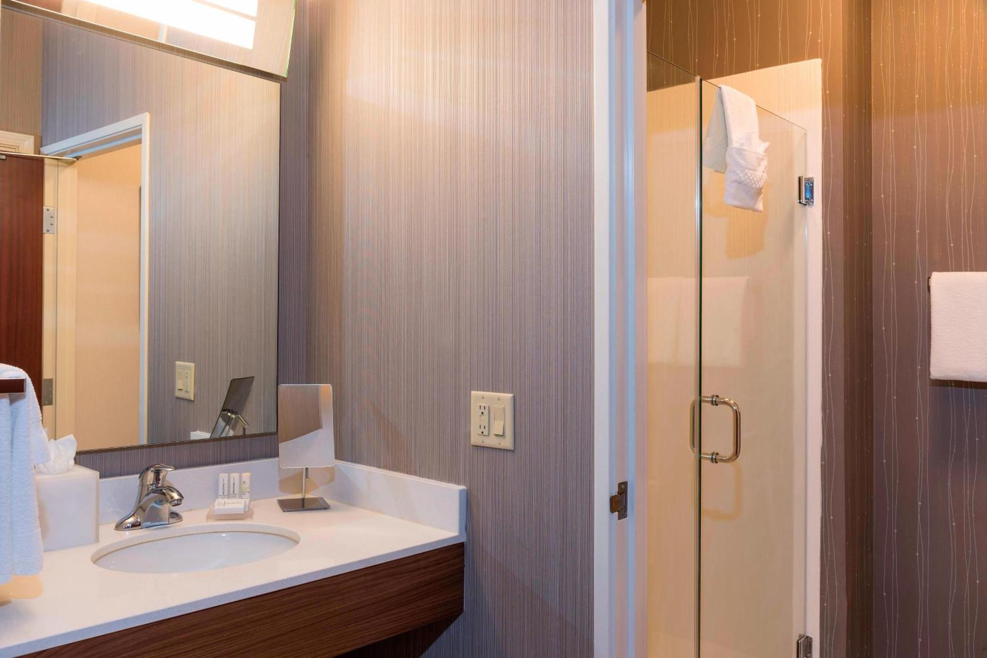 Courtyard By Marriott Травърс Сити Екстериор снимка