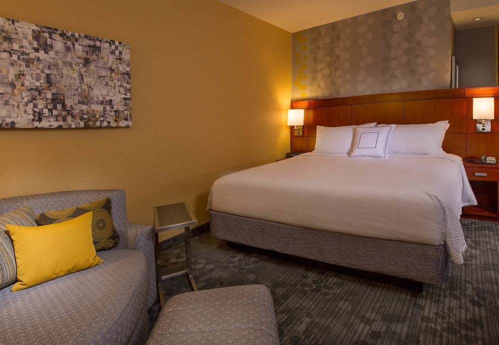 Courtyard By Marriott Травърс Сити Екстериор снимка