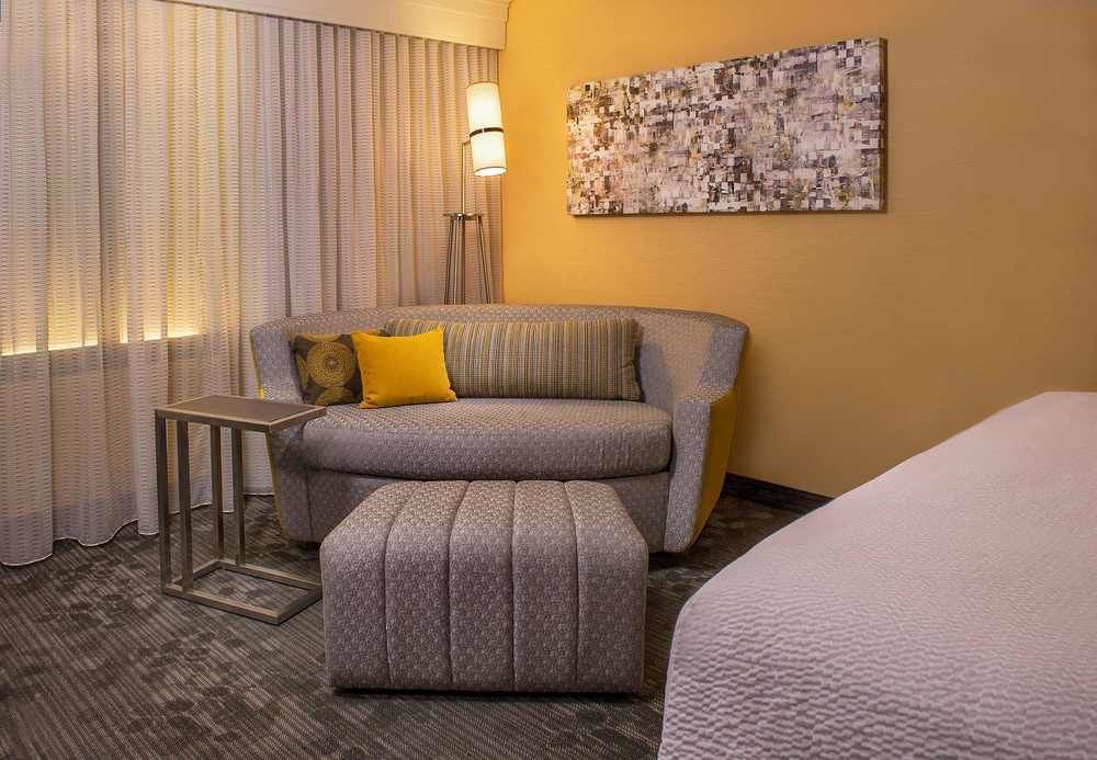Courtyard By Marriott Травърс Сити Екстериор снимка