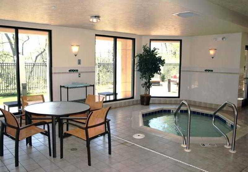 Courtyard By Marriott Травърс Сити Съоръжения снимка